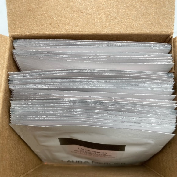 Laura Mercier The Perfect Multi-tasking Moisturizer box of 50 sample packets. - Picture 3 of 3